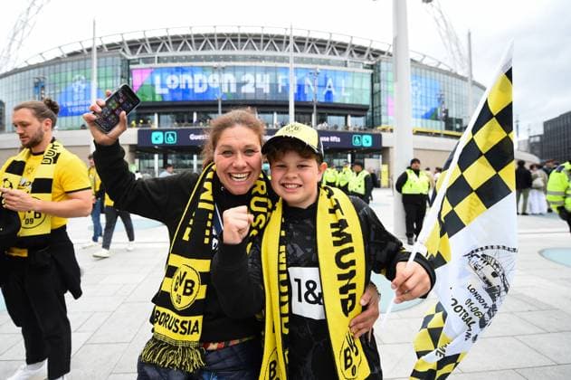 Fans of Borussia Dortmund arrive at the stadium prior to the Final Champions League match between Real Madrid CF and Borussia Dortmund at Wembley Stadium on June 01, 2024 in London , England. ( Photo by federico pestellini panoramic ) - FOOTBALL : Borussia Dortmund vs Real Madrid - Ligue des Champions - 01 06 2024 FedericoPestellini Panoramic 