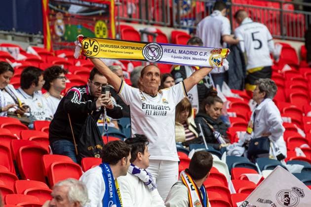 Fussball, Herren, Saison 2023 2024, Champions League (Finale), Borussia Dortmund - Real Madrid, ein Fan von Madrid mit Begegnungsschal, 01.06.2024, Copyright: xSebastianxRäppold MatthiasxKochx