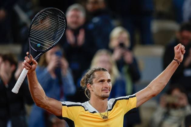 01.06.2024 Tennis, French Open 2024 Roland-Garros, FRA, Men™s Singles Court Philippe-Chatrier - THIRD ROUND Alexander Zverev (GER) - Tallon Griekspoor (Netherlands) Bild: v. li. Alexander Zverev (GER) jubelt nach Spielende Copyright: HMBxMedia AntonioxBorga