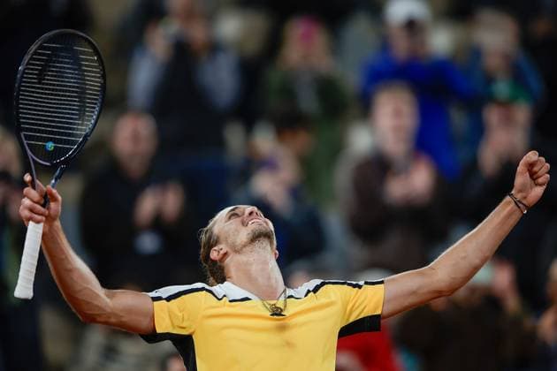 Sport Themen der Woche KW22 Sport Bilder des Tages 01.06.2024 Tennis, French Open 2024 Roland-Garros, FRA, Men™s Singles Court Philippe-Chatrier - THIRD ROUND Alexander Zverev (GER) - Tallon Griekspoor (Netherlands) Bild: v. li. Alexander Zverev (GER) jubelt nach Spielende *** 01 06 2024 Tennis, French Open 2024 Roland Garros, FRA, Men™s Singles Court Philippe Chatrier THIRD ROUND Alexander Zverev GER Tallon Griekspoor Netherlands Picture from left Alexander Zverev GER cheers after the end of the match Copyright: HMBxMedia AntonioxBorga