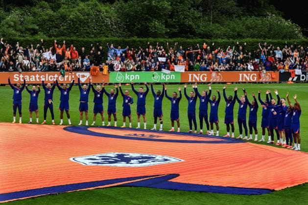 ZEIST - The players pose for a group photo with a large orange shirt during a training session of the Dutch national team, Nationalteam on the KNVB Campus on June 1, 2024 in Zeist, the Netherlands. The Dutch national team is preparing for the European Football Championship in Germany. ANP VINCENT JANNINK UEFA EURO, EM, Europameisterschaft,Fussball 2024 2024 xVIxANPxSportx xxANPxIVx 500087250 originalFilename: 500087250.jpg