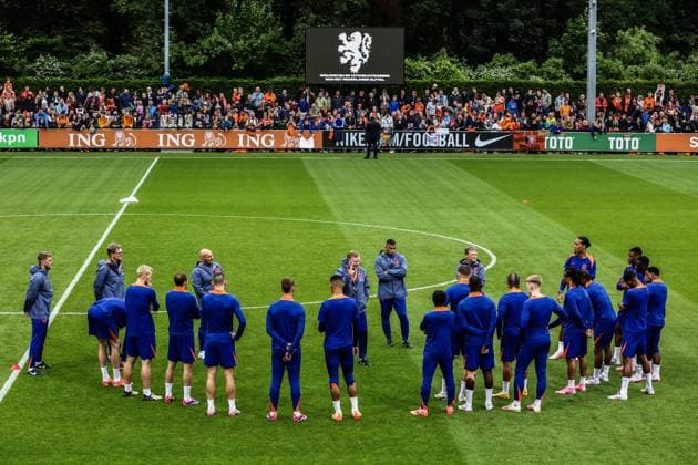 ZEIST - National coach Ronald Koeman before the selection during a training session of the Dutch national team, Nationalteam at the KNVB Campus on June 1, 2024 in Zeist, the Netherlands. The Dutch national team is preparing for the European Football Championship in Germany. ANP VINCENT JANNINK UEFA EURO, EM, Europameisterschaft,Fussball 2024 2024 xVIxANPxSportx xxANPxIVx 500087842 originalFilename: 500087842.jpg