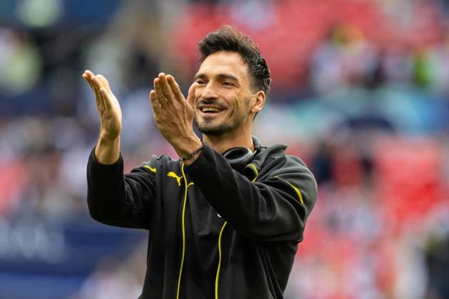 Football - 2023 2024 UEFA Champions League - Final - Borussia Dortmund vs Real Madrid - Wembley Stadium, London - Saturday 1st June 2024 Mats Hummels (Borussia Dortmund) applauds the travelling supporters as he takes to the pitch at Wembley Stadium COLORSPORT DANIEL BEARHAM  csp_bor_reaM_db_01062024