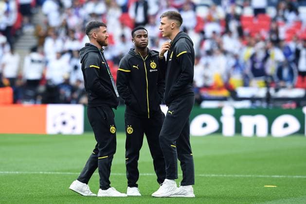 Fußball Champions League Finale Borussia Dortmund - Real Madrid am 01.06.2024 im Wembley-Stadion in London Salih Özcan ( Dortmund ), links - Youssoufa Moukoko ( Dortmund ), mitte - Nico Schlotterbeck ( Dortmund ), rechts