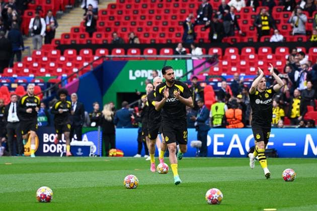 Borussia Dortmund players enter the pitch to warm up prior to the Final Champions League match between Real Madrid CF and Borussia Dortmund at Wembley Stadium on June 01, 2024 in London , England. ( Photo by federico pestellini panoramic ) - FOOTBALL : Borussia Dortmund vs Real Madrid - Ligue des Champions - 01 06 2024 FedericoPestellini Panoramic 