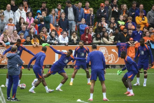ZEIST - Atmosphere of players with the audience during a training session of the Dutch national team, Nationalteam on the KNVB Campus on June 1, 2024 in Zeist, the Netherlands. The Dutch national team is preparing for the European Football Championship in Germany. ANP VINCENT JANNINK UEFA EURO, EM, Europameisterschaft,Fussball 2024 2024 xVIxANPxSportx xxANPxIVx 500091796 originalFilename: 500091796.jpg