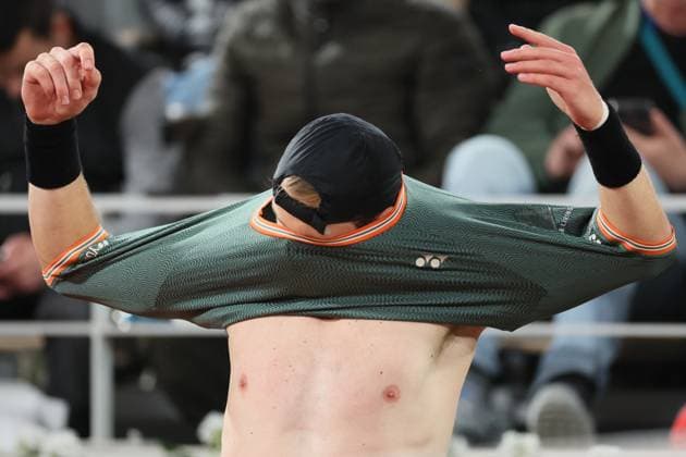 Belgian Zizou Bergs pulls his shirt over his head during a tennis match between Belgian Bergs and Bulgarian Dimitrov, continued after the game was suspended yesterday due to the rainfall, in the third round of the men s singles, at the Roland Garros French Open tennis tournament, in Paris, France, Saturday 01 June 2024. This year s grand slam tournament takes place from 26 May to 09 June. BENOITxDOPPAGNE  x93798136x