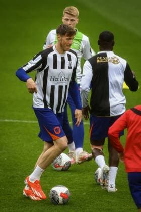 ZEIST - Atmospheric image of, among others, Wout Weghorst in the amateur shirt of NEO from Borne during a training session of the Dutch national team, Nationalteam on the KNVB Campus on June 1, 2024 in Zeist, the Netherlands. The Dutch national team is preparing for the European Football Championship in Germany. ANP VINCENT JANNINK UEFA EURO, EM, Europameisterschaft,Fussball 2024 2024 xVIxANPxSportx xxANPxIVx 500092642 originalFilename: 500092642.jpg