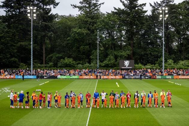 ZEIST - Atmosphere image of the audience and the selection in amateur shirts during a training session of the Dutch national team, Nationalteam on the KNVB Campus on June 1, 2024 in Zeist, the Netherlands. The Dutch national team is preparing for the European Football Championship in Germany. ANP VINCENT JANNINK UEFA EURO, EM, Europameisterschaft,Fussball 2024 2024 xVIxANPxSportx xxANPxIVx 500094136 originalFilename: 500094136.jpg