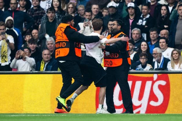 240601 A pitch invader during the UEFA Champions League final between Dortmund and Real Madrid on June 1, 2024 in London. Photo: Petter Arvidson BILDBYRAN kod PA PA0818 fotboll football soccer fotball champions league final dortmund real madrid bbeng publik Copyright: PETTERxARVIDSON BB240601PA074