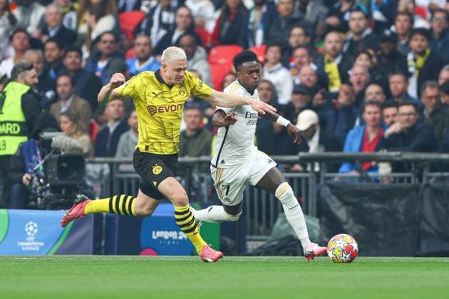 Vinicius Junior of Real Madrid battles Borussia Dortmund v Real Madrid, UEFA Champions League, Final, Football, Wembley Stadium, London, UK - 01 June 2024 EDITORIAL USE ONLY No use with unauthorised audio, video, data, fixture lists, club league logos or live services. Online in-match use limited to 120 images, no video emulation. No use in betting, games or single club league player publications. Copyright: xKieranxMcManus Shutterstockx 14516313al