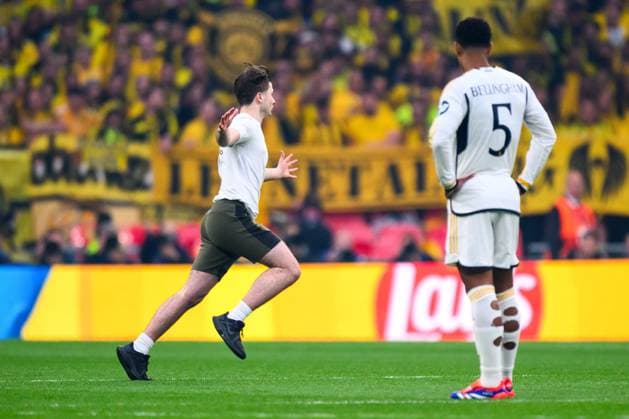 240601 A pitch invader during the UEFA Champions League final between Dortmund and Real Madrid on June 1, 2024 in London. Photo: Petter Arvidson BILDBYRAN kod PA PA0818 fotboll football soccer fotball champions league final dortmund real madrid bbeng publik Copyright: PETTERxARVIDSON BB240601PA075