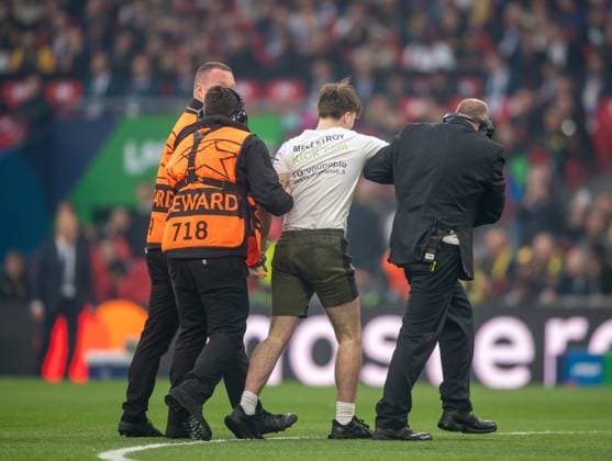 Fussball, Herren, Saison 2023 2024, Champions League (Finale), Borussia Dortmund - Real Madrid, Ordner führen einen Flitzer ab, 01.06.2024, Copyright: xSebastianxRäppold MatthiasxKochx