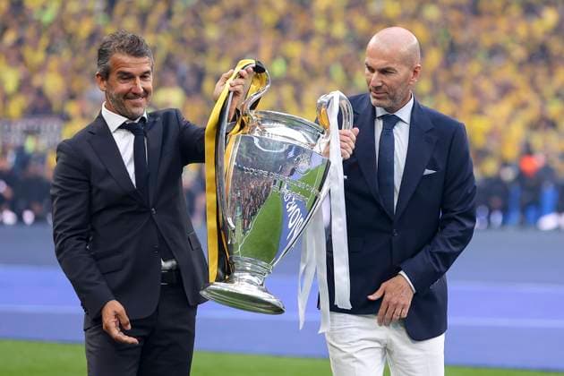 Sport Bilder des Tages Karl-Heinz Riedle und Zinedine Zidane carry the trophy for winning the Champions League onto the pitch, UEFA Champions League 2023 24 - Final, Borussia Dortmund vs Real Madrid CF, Wembley Stadium, June 1, 2024, London, United Kingdom.