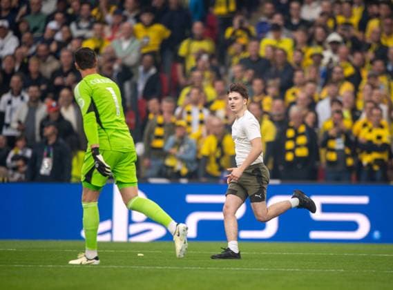 Fussball, Herren, Saison 2023 2024, Champions League (Finale), Borussia Dortmund - Real Madrid, Torwart Thibaut Courtois (Real Madrid) und ein Flitzer, 01.06.2024, Copyright: xSebastianxRäppold MatthiasxKochx