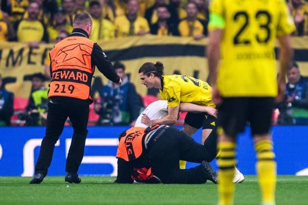240601 A pitch invader during the UEFA Champions League final between Dortmund and Real Madrid on June 1, 2024 in London. Photo: Petter Arvidson BILDBYRAN kod PA PA0818 fotboll football soccer fotball champions league final dortmund real madrid bbeng publik Copyright: PETTERxARVIDSON BB240601PA079