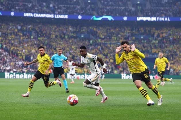 Champions League Final 1 June 2024, London - UEFA Champions League Final - Borussia Dortmund v Real Madrid - Vinicius Junior of Real Madrid (C) battles with Jadon Sancho of Borussia Dortmund (L) and Mats Hummels of Borussia Dortmund (R) - Photo: Charlotte Wilson Offside. London UK Copyright: xCharlottexWilsonx xOffsidexOffside