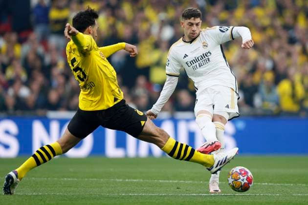 Borussia Dortmund v Real Madrid CF - UEFA Champions League Final 2023 24 Mats Hummels of Borussia Dortmund and Federico Valverde of Real Madrid CF challenge during the UEFA Champions League 2023 24 final match between Borussia Dortmund and Real Madrid CF at Wembley Stadium on June 1, 2024 in London, England. London Wembley Stadium England United Kingdom Copyright: xRichardxSellers Sportsphoto APLx 14039573