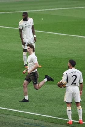 A pitch invader enters the pitch in the early stages of the game Borussia Dortmund v Real Madrid, UEFA Champions League, Final, Football, Wembley Stadium, London, UK - 01 June 2024 EDITORIAL USE ONLY No use with unauthorised audio, video, data, fixture lists, club league logos or live services. Online in-match use limited to 120 images, no video emulation. No use in betting, games or single club league player publications.  Copyright: xPaulxCurrie Shutterstockx 14516316al