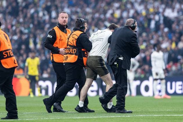 UEFA Champions League Final 2024: Borussia Dortmund - Real Madrid; 01.06.2024 Ein Flitzer unterbricht in der ersten Spielminute die Partie und wird von Ordnern überwältigt und abgeführt UEFA Champions League Final 2024: Borussia Dortmund - Real Madrid; London, Wembley am 01.06.2024 Copyright: xBEAUTIFULxSPORTS Wunderlx