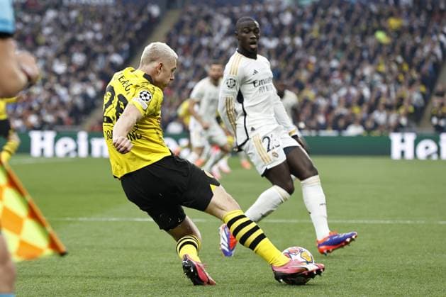 LONDON - (l-r) Julian Ryerson of Borussia Dortmund, Ferland Mendy of Real Madrid during the UEFA Champions League Final between Borussia Dortmund and Real Madrid at Wembley Stadium on June 1, 2024 in London, United Kingdom. ANP Hollandse Hoogte MAURICE VAN STEEN UEFA Champions League 2023 24 FINAL 2024 xVIxANPxSportx xVanxSteenxFotografiexIVx 500095398 originalFilename: 500095398.jpg