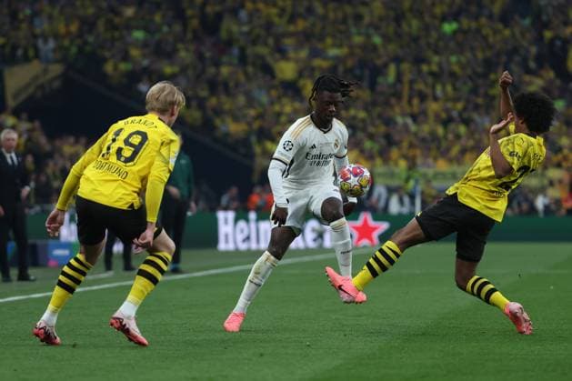 Real Madrid s Eduardo Camavinga (C) in action against Dortmund s Julian Brandt (L) and Karim Adeyemi (R) during the UEFA Champions League final soccer match between Borussia Dortmund and Real Madrid, in London, Britain, 01 June 2024. UEFA Champions League final - Borussia Dortmund vs Real Madrid !ACHTUNG: NUR REDAKTIONELLE NUTZUNG!  Copyright: xKikoxHuescax(es-ES)x GRAF2789 20240601-55013752267_1