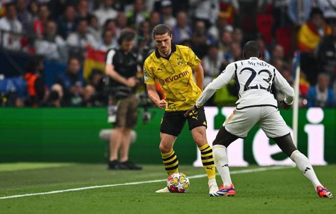 01.06.2024, xfux, Fussball UEFA Champions League Finale 2024, Borussia Dortmund - Real Madrid, emspor, v.l. Marcel Sabitzer (Borussia Dortmund), Ferland Mendy (Real Madrid) (DFL DFB REGULATIONS PROHIBIT ANY USE OF PHOTOGRAPHS as IMAGE SEQUENCES and or QUASI-VIDEO) London