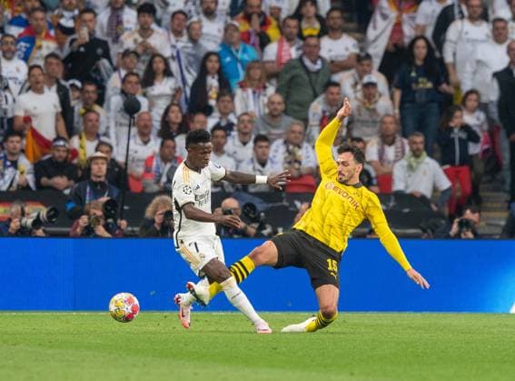 Fussball, Herren, Saison 2023 2024, Champions League (Finale), Borussia Dortmund - Real Madrid, v.l. Vinicius Junior (Real Madrid), Mats Hummels (Borussia Dortmund), 01.06.2024, Copyright: xSebastianxRäppold MatthiasxKochx
