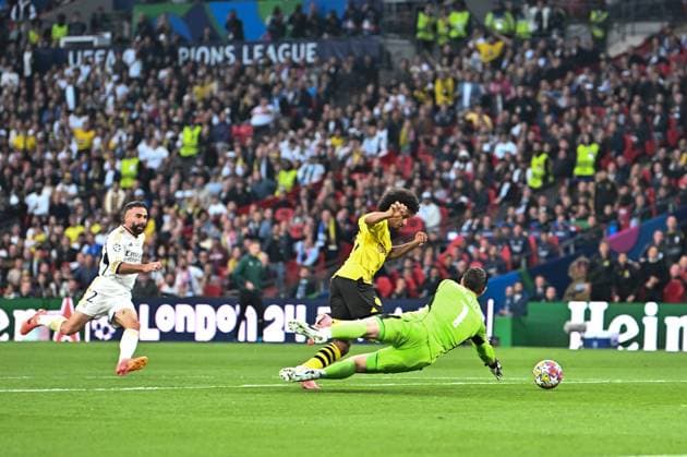 01.06.2024, xfux, Fussball UEFA Champions League Finale 2024, Borussia Dortmund - Real Madrid, emspor, v.l. Daniel Carvajal (Real Madrid), Karim Adeyemi (Borussia Dortmund), Thibaut Courtois (Real Madrid) (DFL DFB REGULATIONS PROHIBIT ANY USE OF PHOTOGRAPHS as IMAGE SEQUENCES and or QUASI-VIDEO) London
