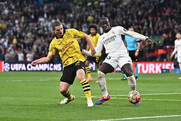 01.06.2024, xfux, Fussball UEFA Champions League Finale 2024, Borussia Dortmund - Real Madrid, emspor, v.l. Marcel Sabitzer (Borussia Dortmund), Ferland Mendy (Real Madrid) (DFL DFB REGULATIONS PROHIBIT ANY USE OF PHOTOGRAPHS as IMAGE SEQUENCES and or QUASI-VIDEO) London