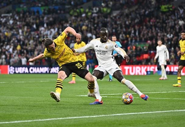 01.06.2024, xfux, Fussball UEFA Champions League Finale 2024, Borussia Dortmund - Real Madrid, emspor, v.l. Marcel Sabitzer (Borussia Dortmund), Ferland Mendy (Real Madrid) (DFL DFB REGULATIONS PROHIBIT ANY USE OF PHOTOGRAPHS as IMAGE SEQUENCES and or QUASI-VIDEO) London
