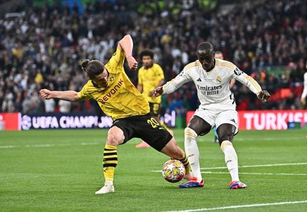 01.06.2024, xfux, Fussball UEFA Champions League Finale 2024, Borussia Dortmund - Real Madrid, emspor, v.l. Marcel Sabitzer (Borussia Dortmund), Ferland Mendy (Real Madrid) (DFL DFB REGULATIONS PROHIBIT ANY USE OF PHOTOGRAPHS as IMAGE SEQUENCES and or QUASI-VIDEO) London