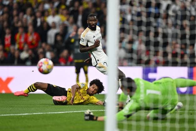 01.06.2024, xfux, Fussball UEFA Champions League Finale 2024, Borussia Dortmund - Real Madrid, emspor, v.l. Antonio Ruediger (Real Madrid), Karim Adeyemi (Borussia Dortmund), Thibaut Courtois (Real Madrid) (DFL DFB REGULATIONS PROHIBIT ANY USE OF PHOTOGRAPHS as IMAGE SEQUENCES and or QUASI-VIDEO) London