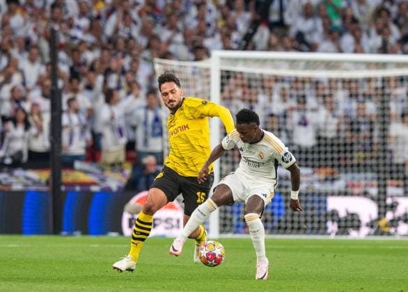 Fussball, Herren, Saison 2023 2024, Champions League (Finale), Borussia Dortmund - Real Madrid, v.l. Mats Hummels (Borussia Dortmund), Vinicius Junior (Real Madrid), 01.06.2024, Copyright: xSebastianxRäppold MatthiasxKochx