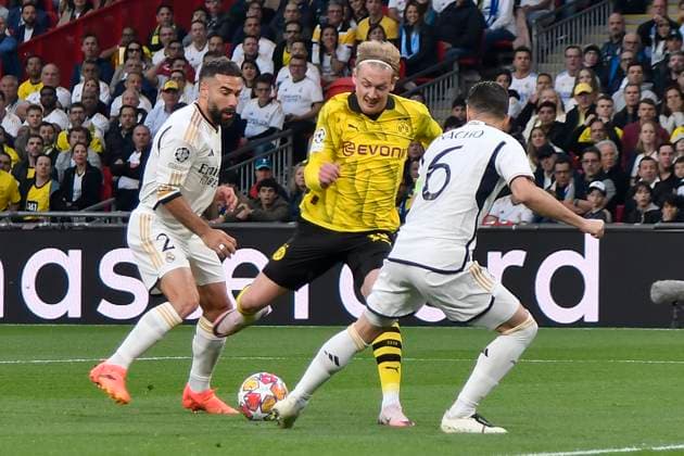 v. li. im Kampf um den Ball Dani Carvajal ( 2, Real Madrid) Julian Brandt ( 19, Borussia Dortmund) Nacho ( 6, Real Madrid) 01.06.2024 Fussball, Champions League Finale, Borussia Dortmund vs Real Madrid, Stadion in Wembley, London, London Borough of Brent United Kingdom
