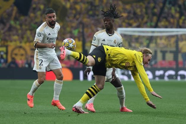 Real Madrid s Dani Carvajal (L) and Eduardo Camavinga (C) in action against Dortmund s Julian Brandt (R) during the UEFA Champions League final soccer match between Borussia Dortmund and Real Madrid, in London, Britain, 01 June 2024. UEFA Champions League final - Borussia Dortmund vs Real Madrid !ACHTUNG: NUR REDAKTIONELLE NUTZUNG!  Copyright: xKikoxHuescax(es-ES)x GRAF2812 20240601-55013752459_1