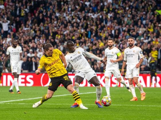 Fussball, Herren, Saison 2023 2024, Champions League (Finale), Borussia Dortmund - Real Madrid, v.l. Marcel Sabitzer (Borussia Dortmund), Ferland Mendy (Real Madrid), 01.06.2024, Copyright: xSebastianxRäppold MatthiasxKochx