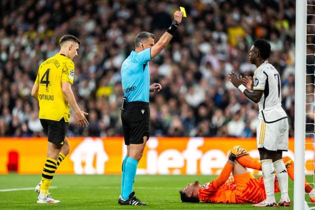 240601 Vinicius Junior of Real Madrid receives a yellow card during the UEFA Champions League final between Dortmund and Real Madrid on June 1, 2024 in London. Photo: Petter Arvidson BILDBYRAN kod PA PA0818 fotboll football soccer fotball champions league final dortmund real madrid bbeng Copyright: PETTERxARVIDSON BB240601PA117