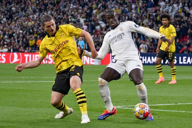 v. li. im Zweikampf Marcel Sabitzer ( 20, Borussia Dortmund) Ferland Mendy ( 23, Real Madrid) 01.06.2024 Fussball, Champions League Finale, Borussia Dortmund vs Real Madrid, Stadion in Wembley, London, London Borough of Brent United Kingdom