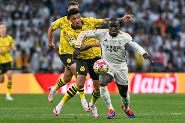 v. li. im Zweikampf Jadon Malik Sancho ( 10, Borussia Dortmund) Ferland Mendy ( 23, Real Madrid) 01.06.2024 Fussball, Champions League Finale, Borussia Dortmund vs Real Madrid, Stadion in Wembley, London, London Borough of Brent United Kingdom