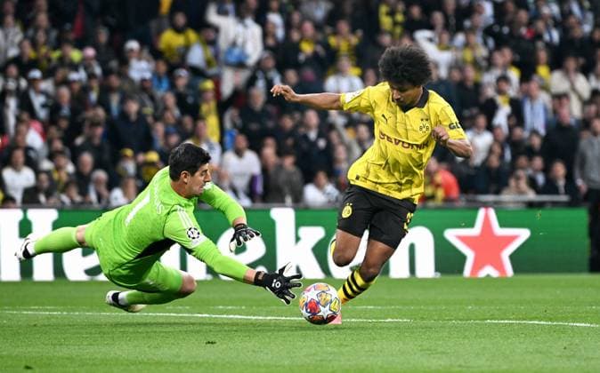 Fussball, Champions League Finale, Saison 2023 2024, Wembley Stadium London: Bor. Dortmund - Real Madrid; Karim Adeyemi (BVB), Thibaut Courtois (RMA). Aktion UEFA REGULATIONS PROHIBIT ANY USE OF PHOTOGRAPHS AS IMAGE SEQUENCES AND OR QUASI-VIDEO