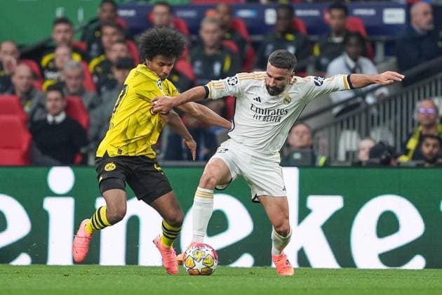 01.06.2024, London, Wembley Stadium, UEFA Champions League Final: Dortmund - Real Madrid, Karim Adeyemi left winger of Borussia Dortmund and Germany and Daniel Carvajal right-back of Real Madrid and Spain battle for the ball (duel) London Wembley Stadium England United Kingdom Copyright: xJustPictures.ch DanielaxPorcellix jp-en-DaPo-20240601-DSC03104