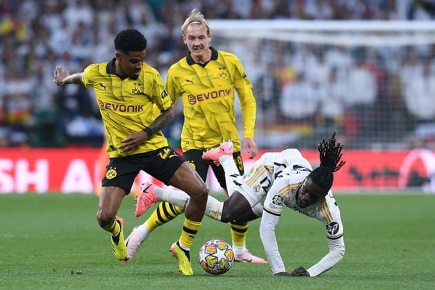 Fußball Champions League Finale Borussia Dortmund - Real Madrid am 01.06.2024 im Wembley-Stadion in London Ian Maatsen ( Dortmund ), links - Eduardo Camavinga ( Madrid ), rechts