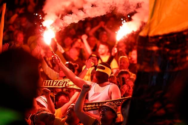 Fans, Fankurve, Pyro, Bengalos, Rot, Feuer, Feuerwerk, GB, London, Wembley Stadium, Champions League Finale, BVB Dortmund vs Real Madird, Spielzeit 2023 2024, 01.06. 2024, Copyright: HMBxMedia HeikoxBecker