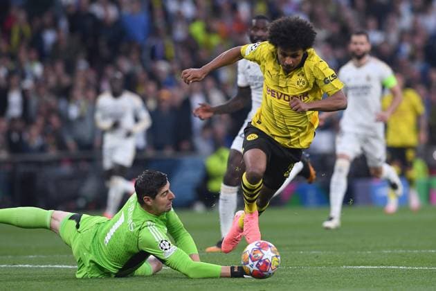Fußball Champions League Finale Borussia Dortmund - Real Madrid am 01.06.2024 im Wembley-Stadion in London Thibaut Courtois ( Madrid ), links - Karim Adeyemi ( Dortmund ), rechts