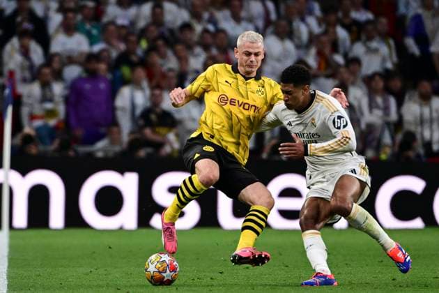 Julian Ryerson 26 (Borussia Dortmund) im Zweikampf, Aktion, mit Jude Bellingham 5 ( Madrid ), Borussia Dortmund vs. Real Madrid, Fussball, Champions League, Finale, 01.06.2024 London London UK
