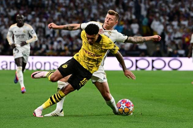 Jadon Sancho 10 (Borussia Dortmund) im Zweikampf, Aktion, mit Toni Kroos 8 ( Madrid ), Borussia Dortmund vs. Real Madrid, Fussball, Champions League, Finale, 01.06.2024 London London UK