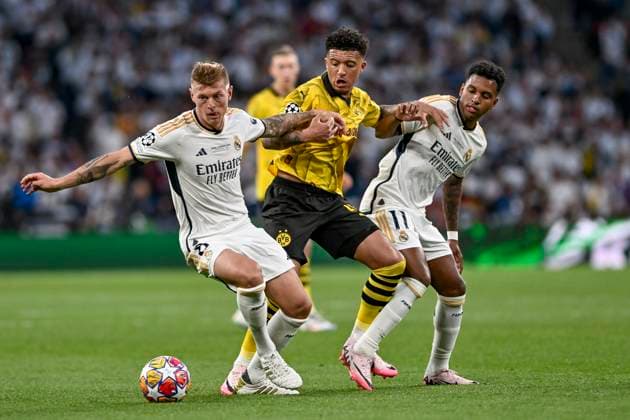 v. li. im Kampf um den Ball Toni Kroos ( 8, Real Madrid) Jadon Malik Sancho ( 10, Borussia Dortmund) Rodrygo ( 11, Real Madrid) 01.06.2024 Fussball, Champions League Finale, Borussia Dortmund vs Real Madrid, Stadion in Wembley, London, London Borough of Brent United Kingdom