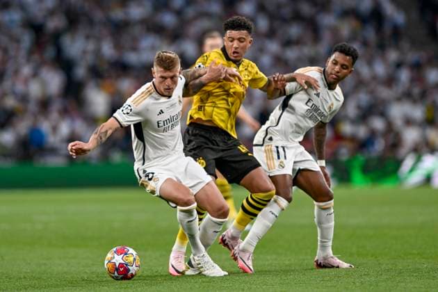 v. li. im Kampf um den Ball Toni Kroos ( 8, Real Madrid) Jadon Malik Sancho ( 10, Borussia Dortmund) Rodrygo ( 11, Real Madrid) 01.06.2024 Fussball, Champions League Finale, Borussia Dortmund vs Real Madrid, Stadion in Wembley, London, London Borough of Brent United Kingdom
