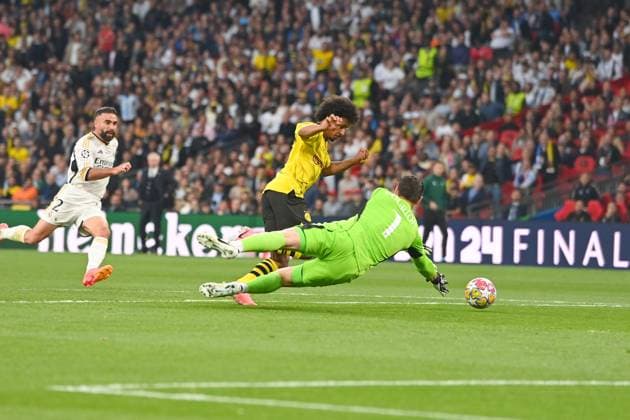 Torchance Karim ADEYEMI (Borussia Dortmund) Aktion,Zweikampf gegen Torwart Thibaut COURTOIS (Real Madrid), Strafraumszene. Fussball UEFA Champions League Finale Borussia Dortmund - Real Madrid am 01.06.2024, Wembley Staion